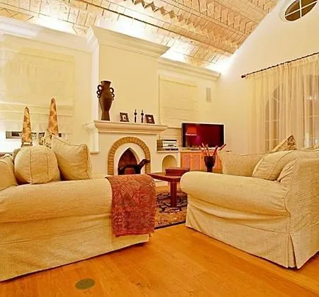 Sleeps 10 Pool Air Con Wifi