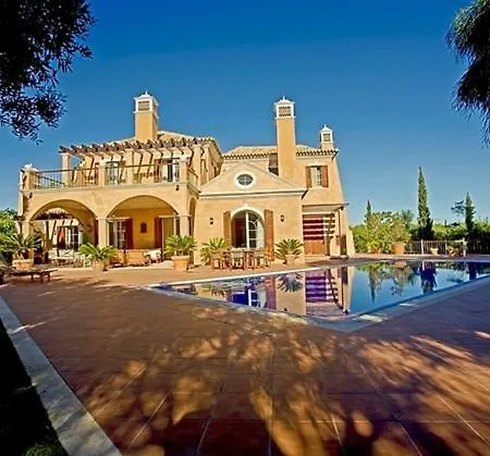 Sleeps 10 Pool Air Con Wifi Ludo